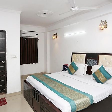 OYO 8253 Golden Heights Hotel New Delhi Buitenkant foto