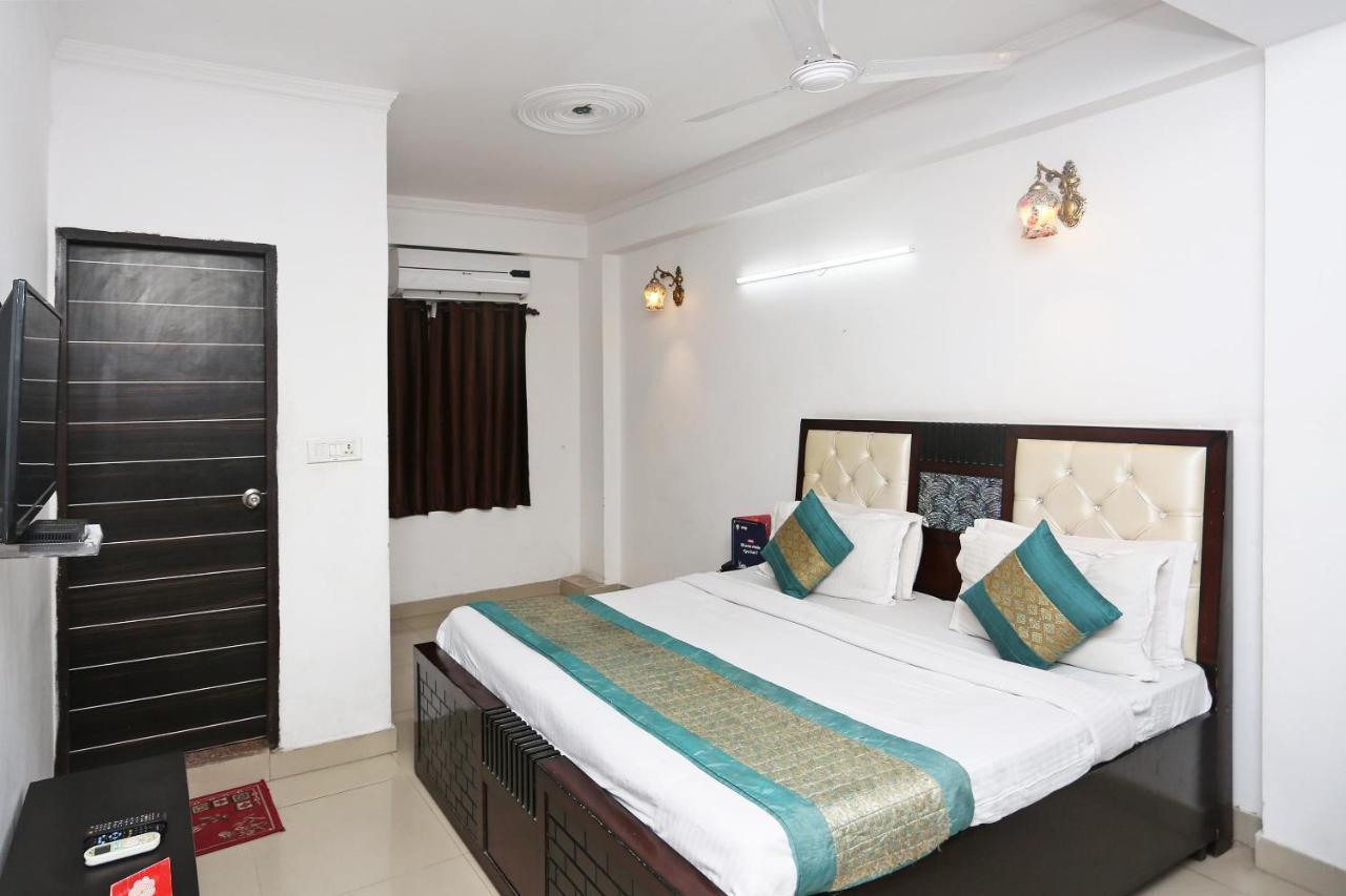 OYO 8253 Golden Heights Hotel New Delhi Buitenkant foto