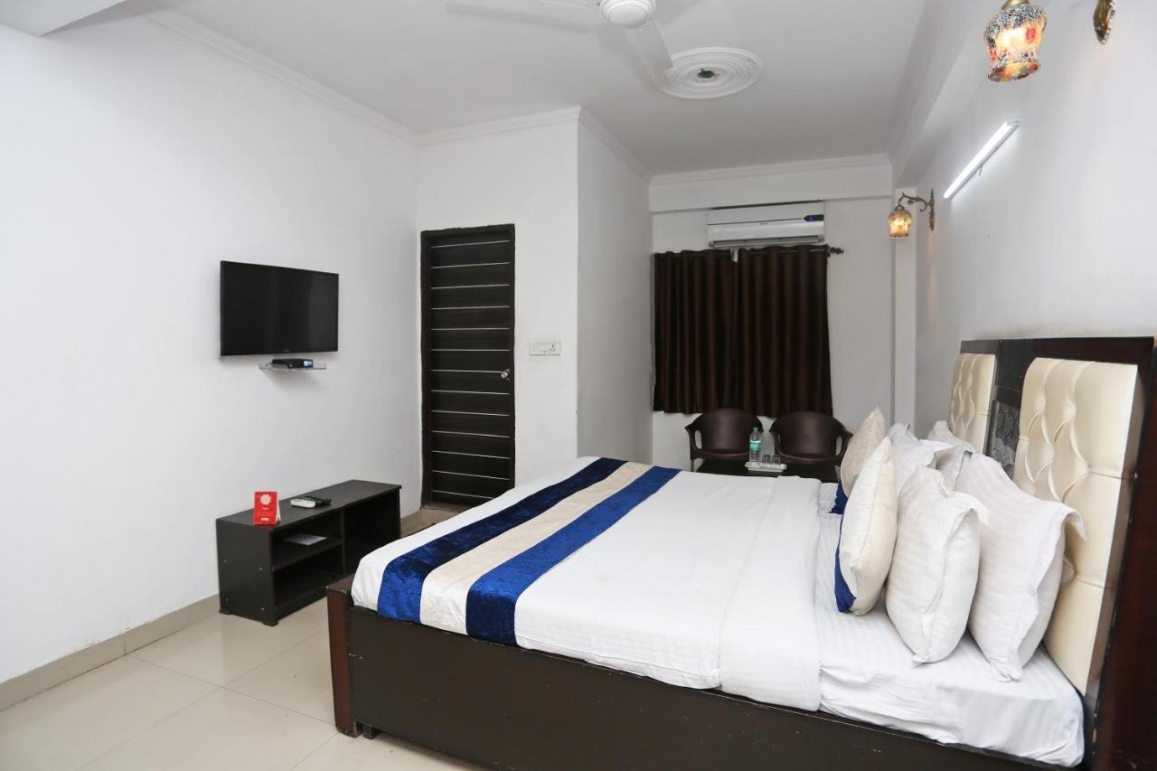 OYO 8253 Golden Heights Hotel New Delhi Buitenkant foto