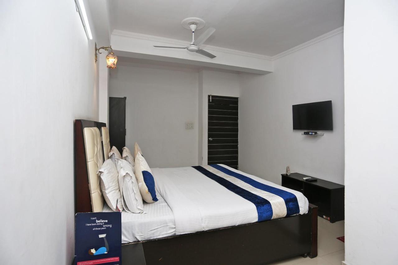 OYO 8253 Golden Heights Hotel New Delhi Buitenkant foto